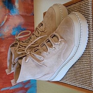 Universal Threads Tan Boots Size 9